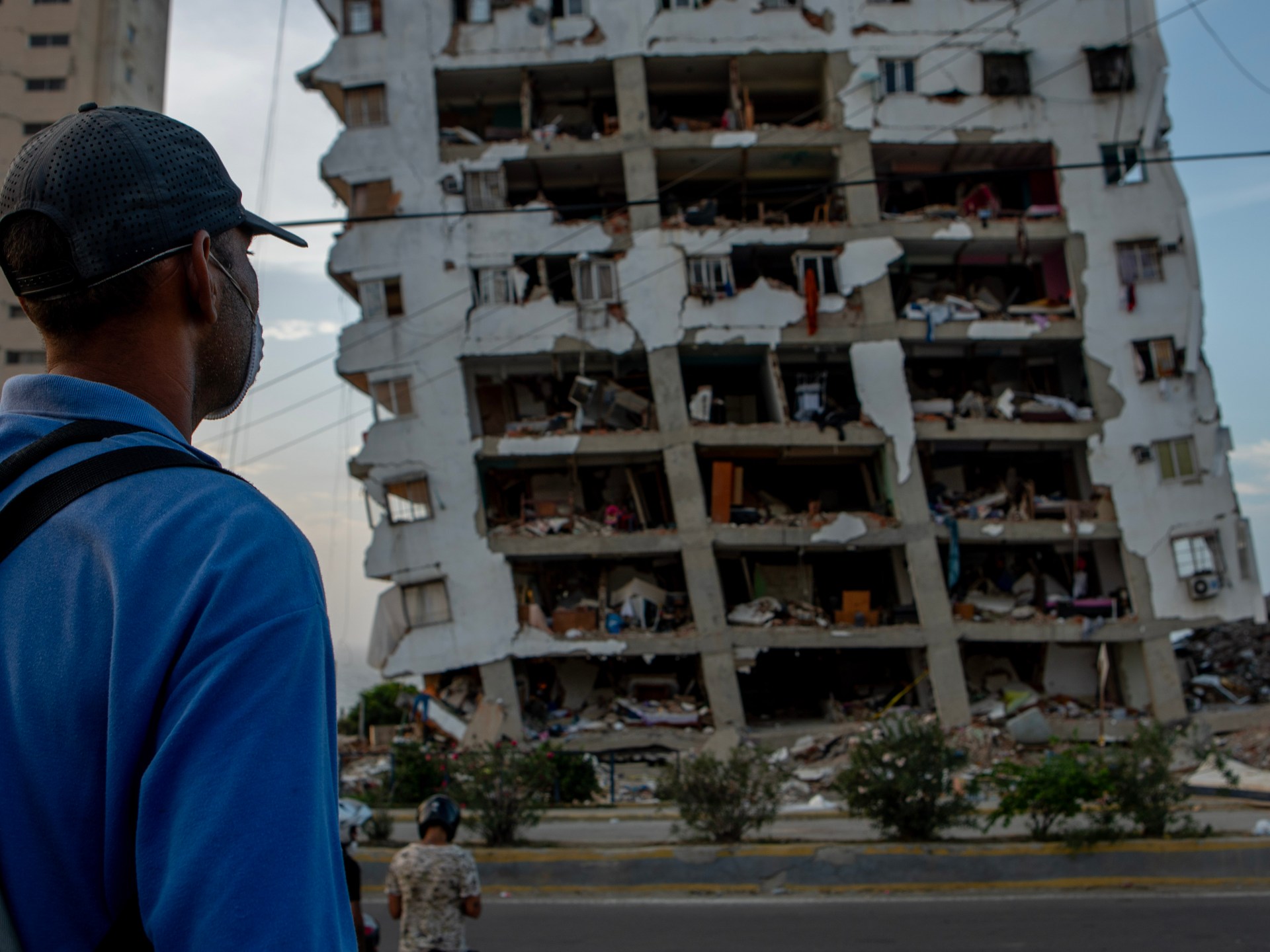 Venezuela quake survivors shelter in parks as toll rises