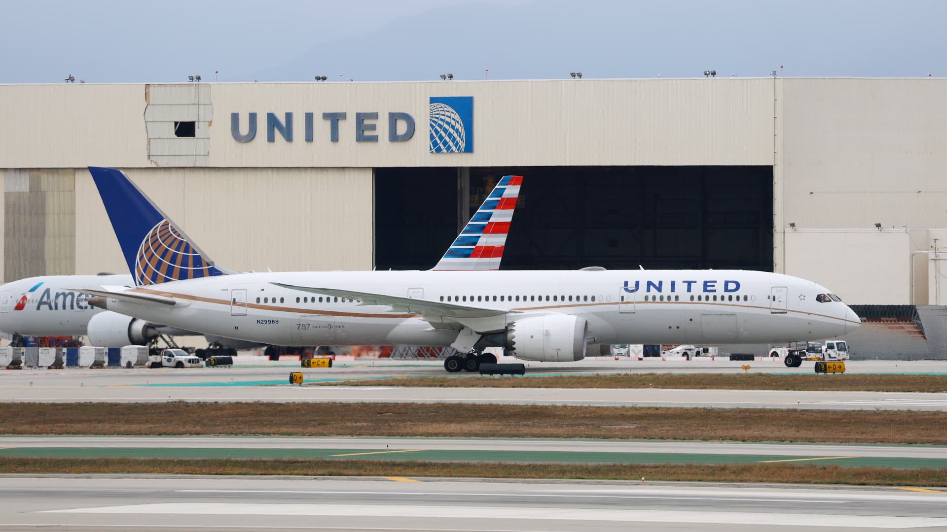 United CEO says airline mergers are unlikely after American talks failed