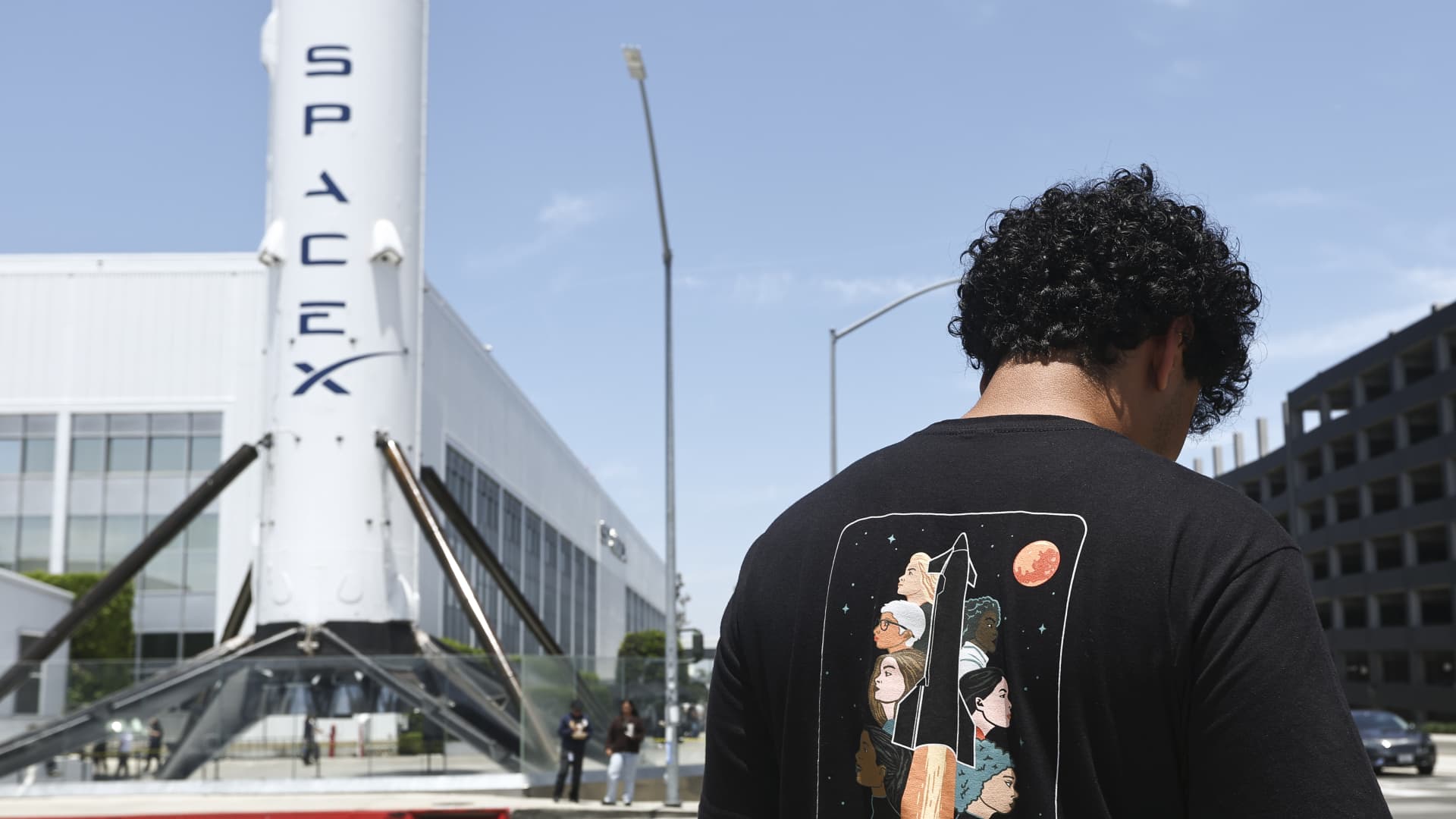 SpaceX employee group seeks lower wealth fees after IPO