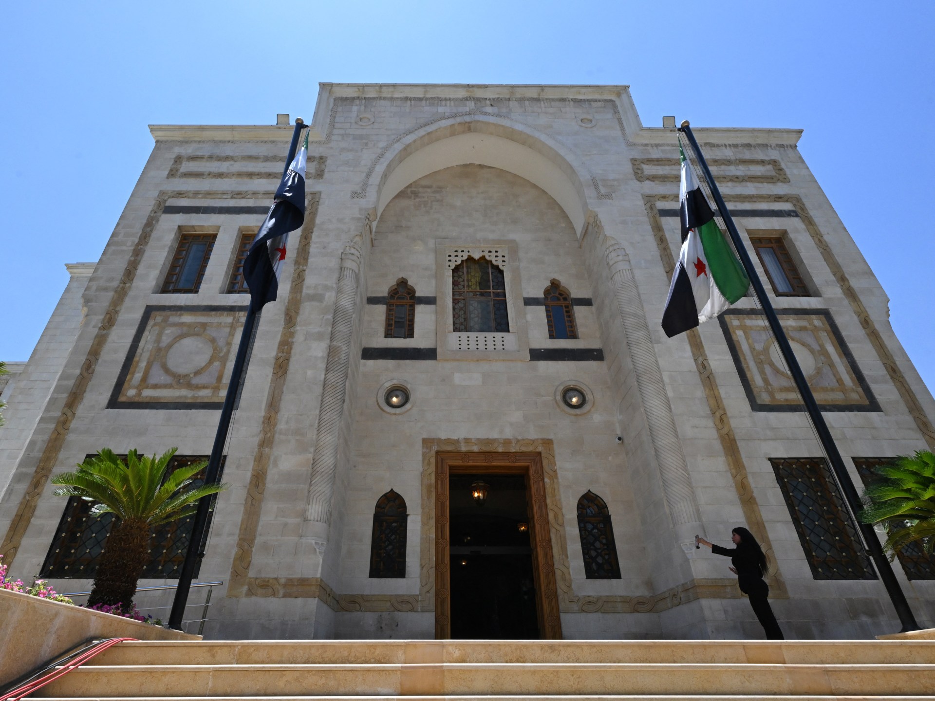 Syria puts off transitional parliament’s first session